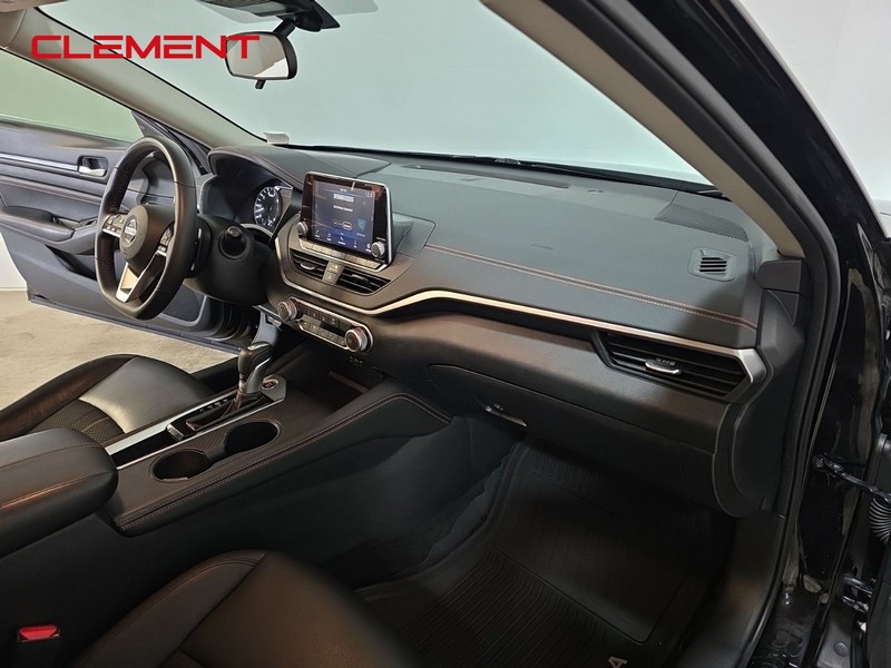 Nissan Altima Vehicle Full-screen Gallery Image 30