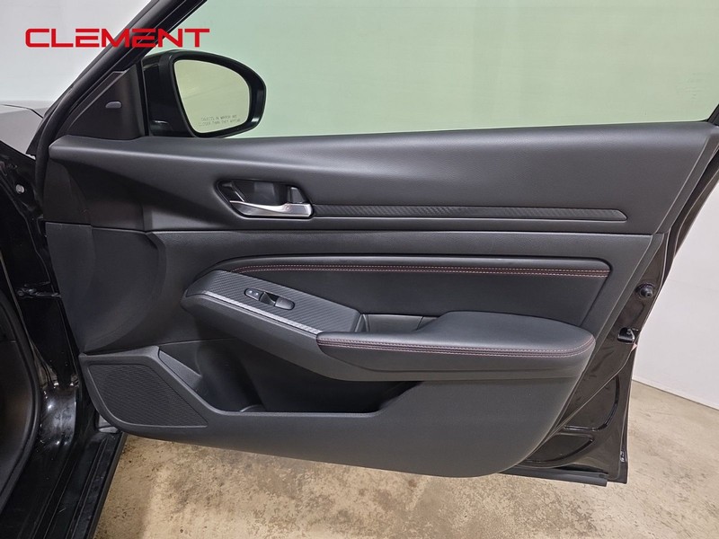 Nissan Altima Vehicle Full-screen Gallery Image 31