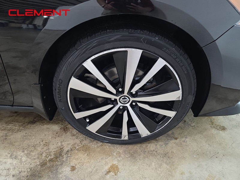 Nissan Altima Vehicle Full-screen Gallery Image 32