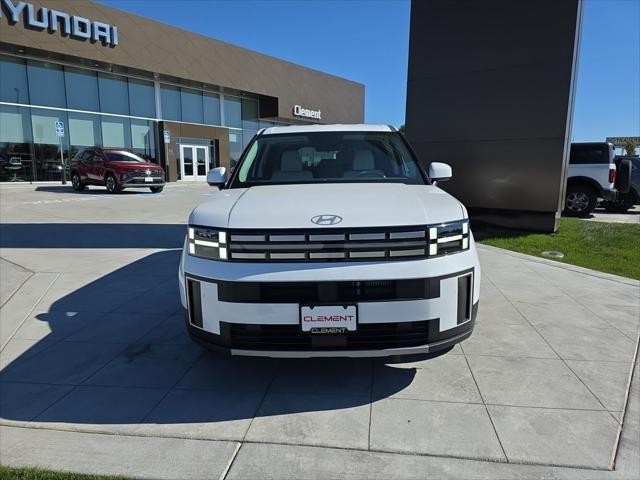 Hyundai Santa Fe Vehicle Full-screen Gallery Image 2