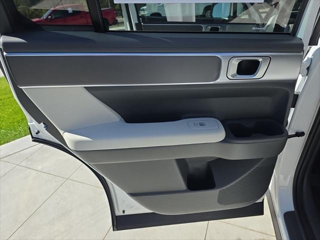 Hyundai Santa Fe Vehicle Full-screen Gallery Image 26