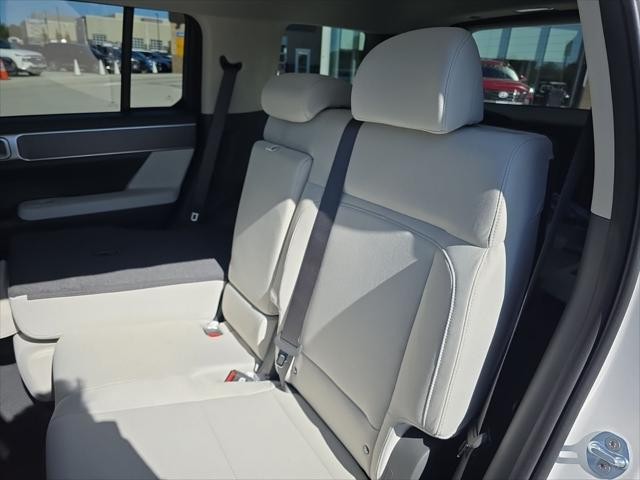 Hyundai Santa Fe Vehicle Full-screen Gallery Image 28