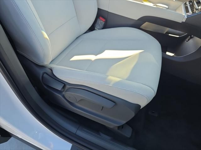 Hyundai Santa Fe Vehicle Full-screen Gallery Image 29