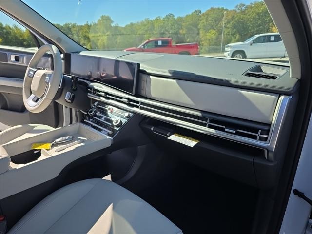 Hyundai Santa Fe Vehicle Full-screen Gallery Image 30