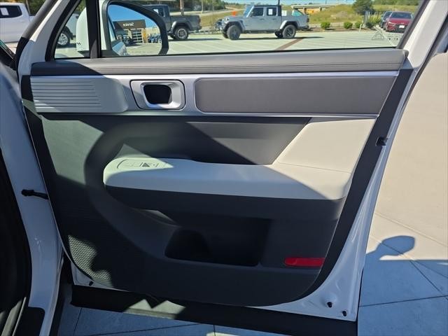 Hyundai Santa Fe Vehicle Full-screen Gallery Image 31