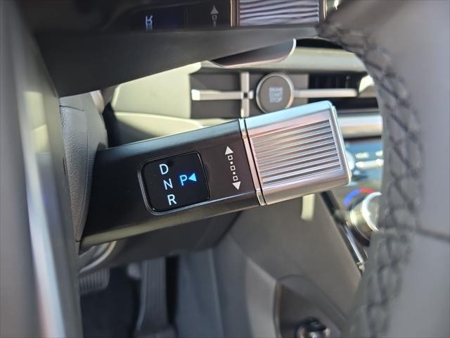 Hyundai Santa Fe Hybrid Vehicle Full-screen Gallery Image 15