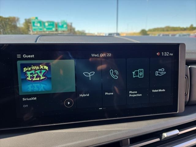 Hyundai Santa Fe Hybrid Vehicle Full-screen Gallery Image 17