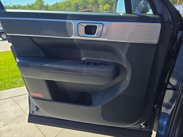 Hyundai Santa Fe Hybrid Vehicle Full-screen Gallery Image 23