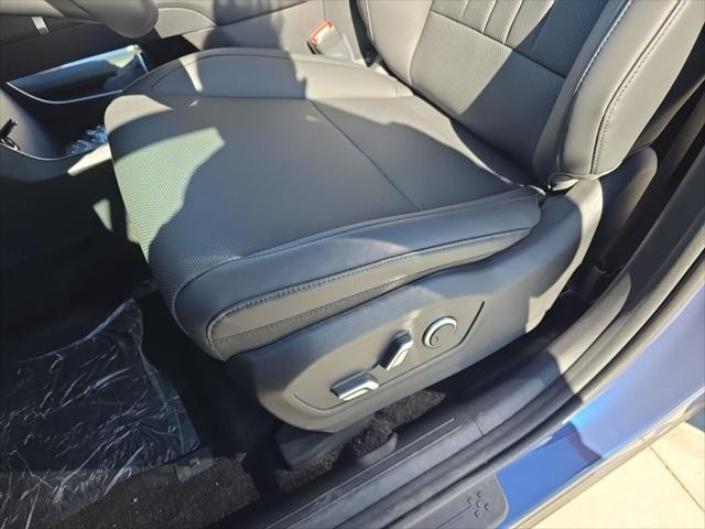 Hyundai Santa Fe Hybrid Vehicle Full-screen Gallery Image 24