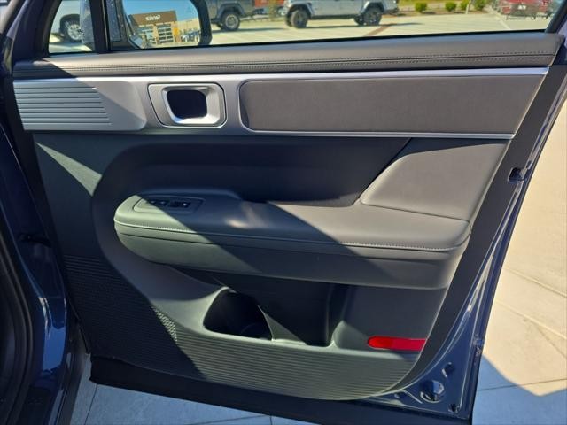 Hyundai Santa Fe Hybrid Vehicle Full-screen Gallery Image 31