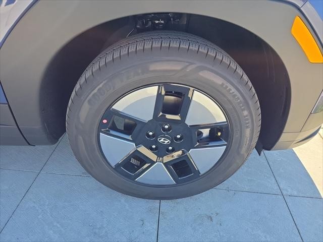 Hyundai Santa Fe Hybrid Vehicle Full-screen Gallery Image 32