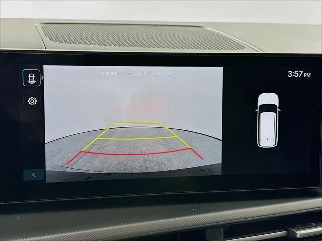 Hyundai Santa Fe Hybrid Vehicle Full-screen Gallery Image 18