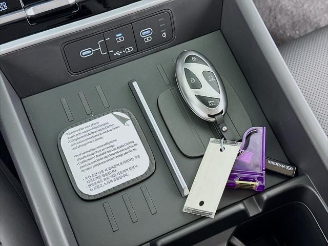 Hyundai Santa Fe Hybrid Vehicle Full-screen Gallery Image 21