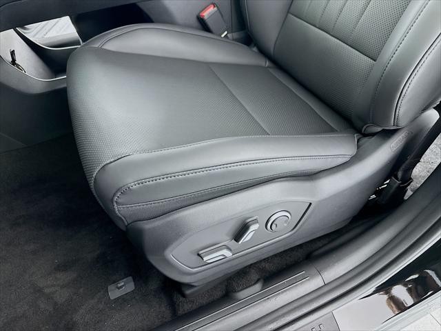 Hyundai Santa Fe Hybrid Vehicle Full-screen Gallery Image 24