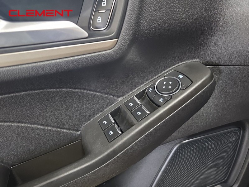 Ford Escape Vehicle Full-screen Gallery Image 23