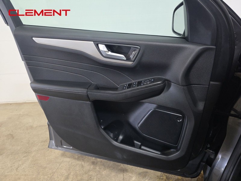 Ford Escape Vehicle Full-screen Gallery Image 24