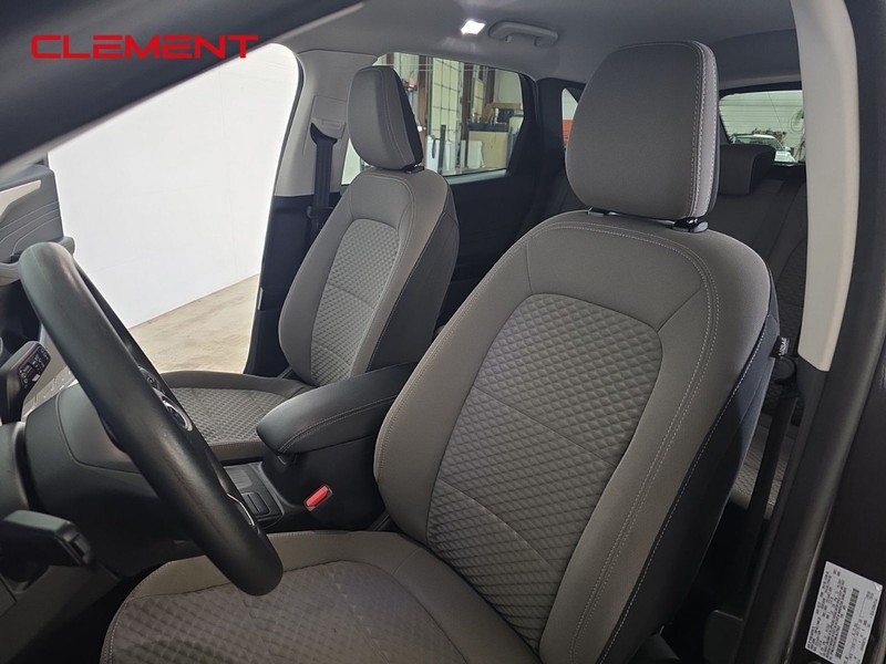 Ford Escape Vehicle Full-screen Gallery Image 26