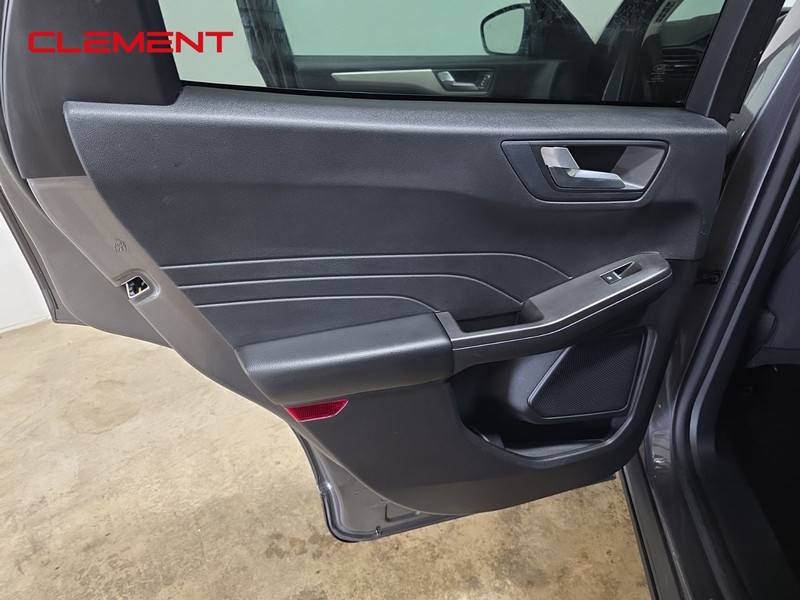 Ford Escape Vehicle Full-screen Gallery Image 27