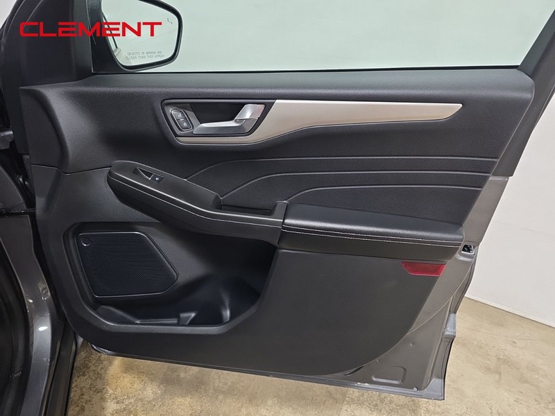 Ford Escape Vehicle Full-screen Gallery Image 32