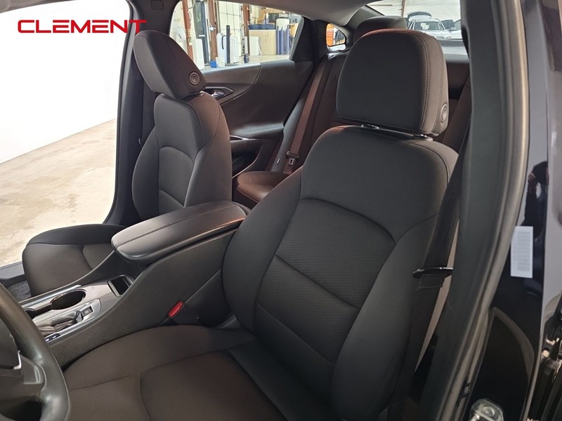 Chevrolet Malibu Vehicle Full-screen Gallery Image 24