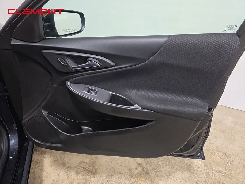 Chevrolet Malibu Vehicle Full-screen Gallery Image 29