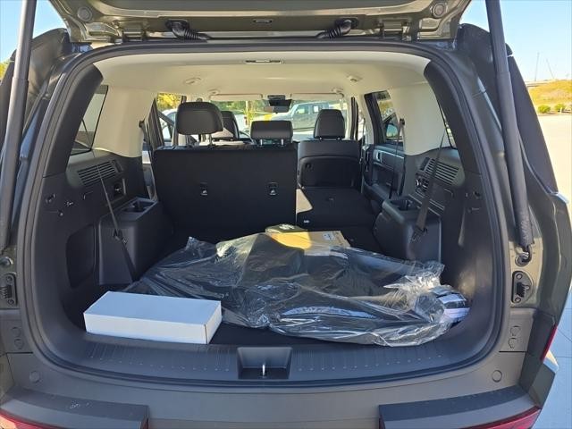 Hyundai Santa Fe Hybrid Vehicle Full-screen Gallery Image 9