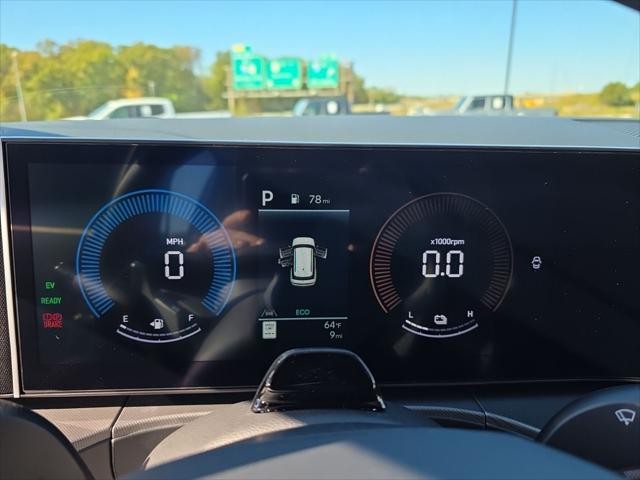 Hyundai Santa Fe Hybrid Vehicle Full-screen Gallery Image 16