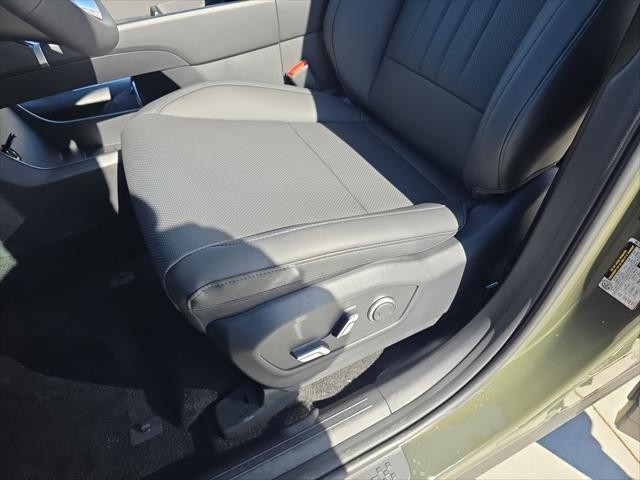 Hyundai Santa Fe Hybrid Vehicle Full-screen Gallery Image 24