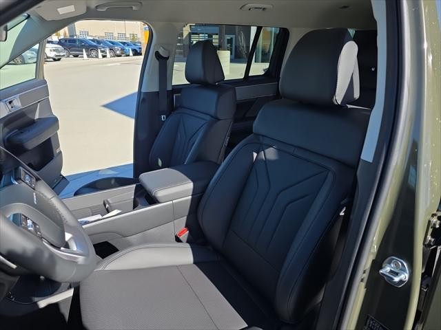 Hyundai Santa Fe Hybrid Vehicle Full-screen Gallery Image 25