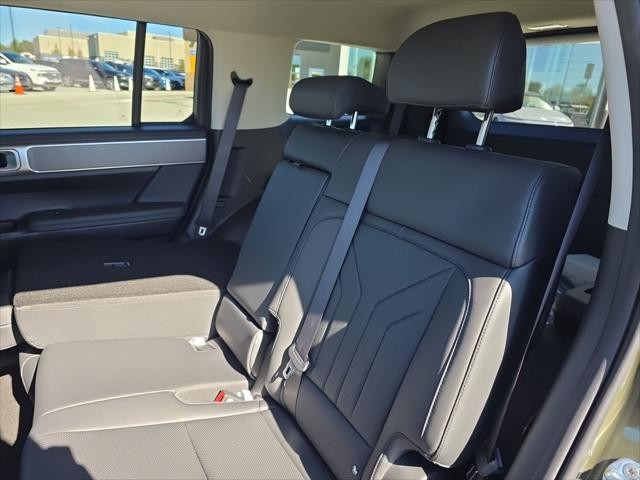 Hyundai Santa Fe Hybrid Vehicle Full-screen Gallery Image 28