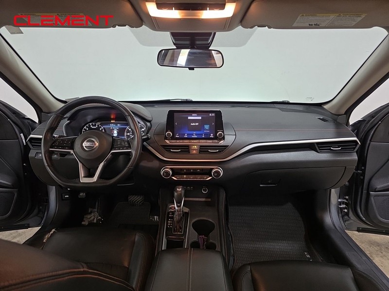 Nissan Altima Vehicle Image 10