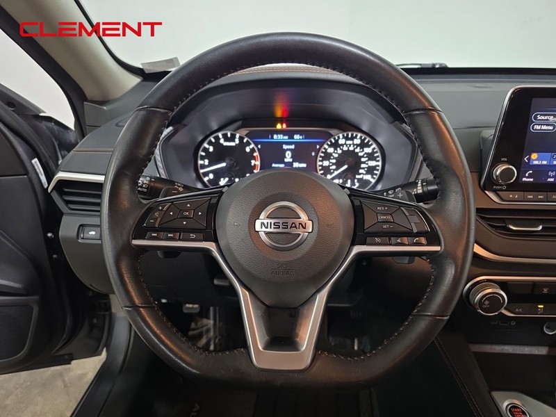 Nissan Altima Vehicle Image 12