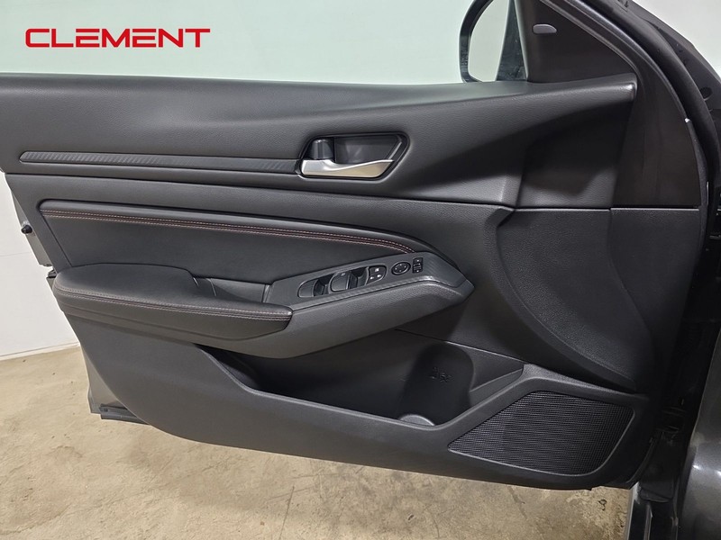 Nissan Altima Vehicle Image 22