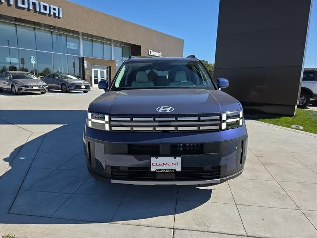 Hyundai Santa Fe Vehicle Full-screen Gallery Image 2