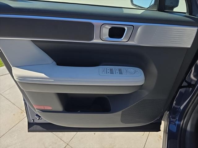 Hyundai Santa Fe Vehicle Full-screen Gallery Image 23