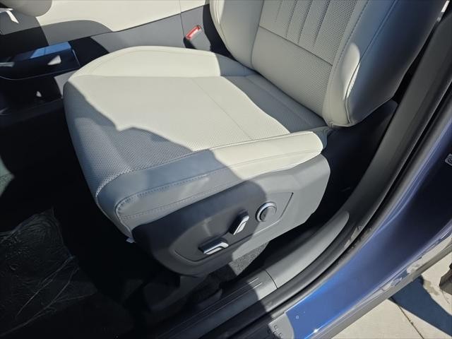 Hyundai Santa Fe Vehicle Full-screen Gallery Image 24