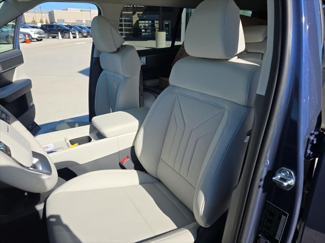 Hyundai Santa Fe Vehicle Full-screen Gallery Image 25