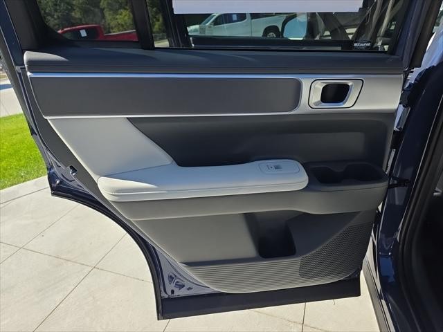 Hyundai Santa Fe Vehicle Full-screen Gallery Image 26