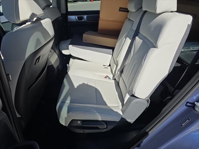 Hyundai Santa Fe Vehicle Full-screen Gallery Image 27