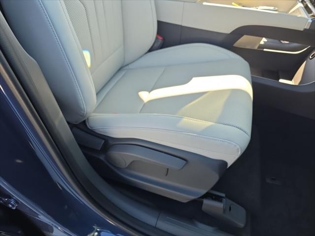 Hyundai Santa Fe Vehicle Full-screen Gallery Image 29