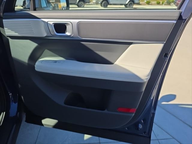 Hyundai Santa Fe Vehicle Full-screen Gallery Image 30