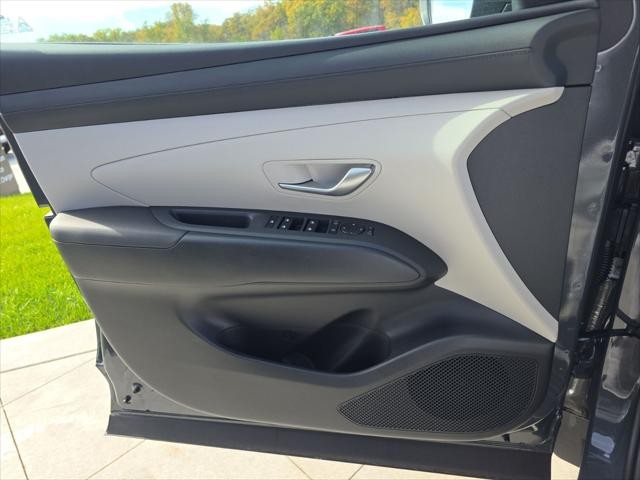 Hyundai Tucson Vehicle Full-screen Gallery Image 23