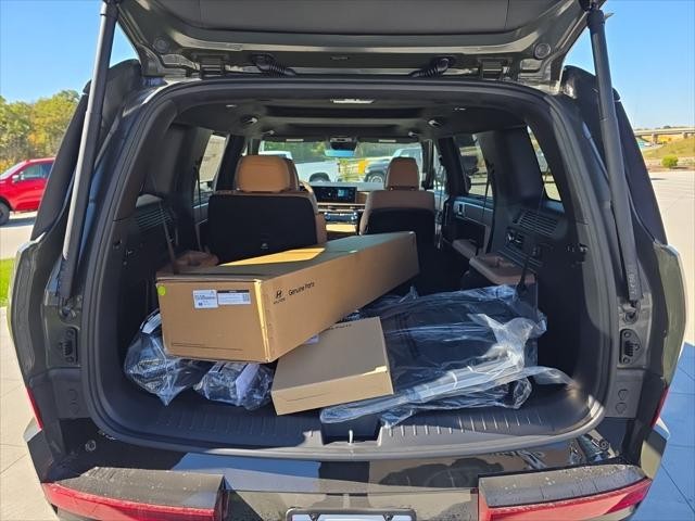 Hyundai Santa Fe Hybrid Vehicle Full-screen Gallery Image 9