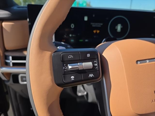 Hyundai Santa Fe Hybrid Vehicle Full-screen Gallery Image 13