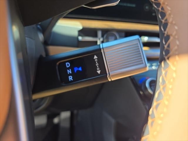 Hyundai Santa Fe Hybrid Vehicle Full-screen Gallery Image 15