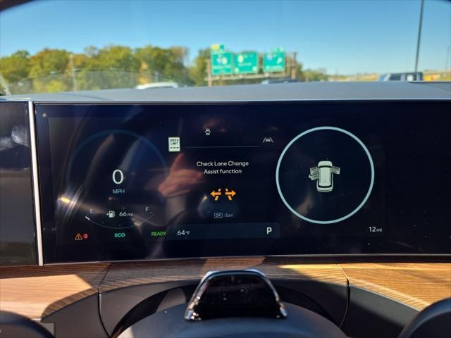 Hyundai Santa Fe Hybrid Vehicle Full-screen Gallery Image 16