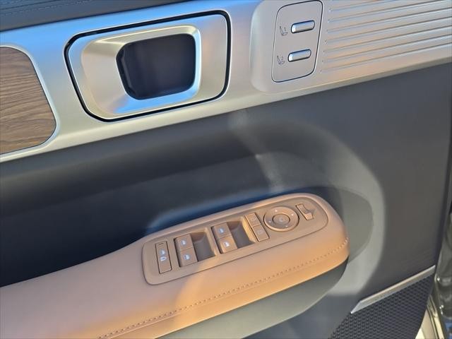 Hyundai Santa Fe Hybrid Vehicle Full-screen Gallery Image 24