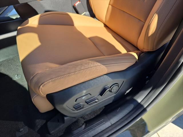 Hyundai Santa Fe Hybrid Vehicle Full-screen Gallery Image 26