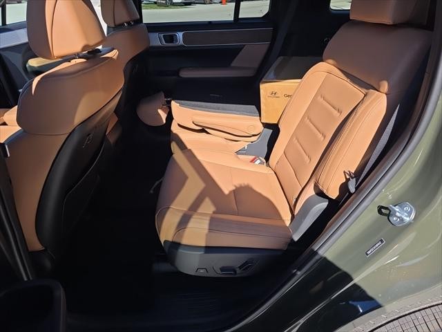 Hyundai Santa Fe Hybrid Vehicle Full-screen Gallery Image 29