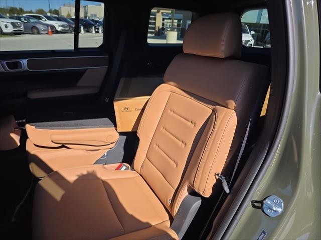 Hyundai Santa Fe Hybrid Vehicle Full-screen Gallery Image 30